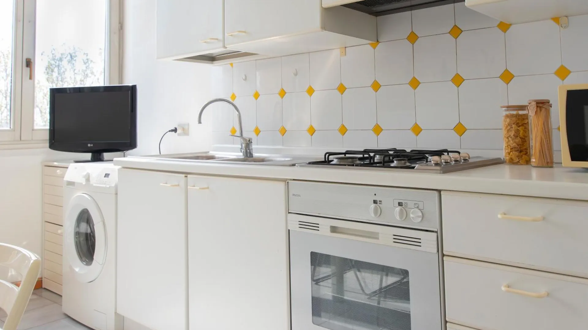 Ihost Apartment - Argonne 1 Milan 0*,  Italy